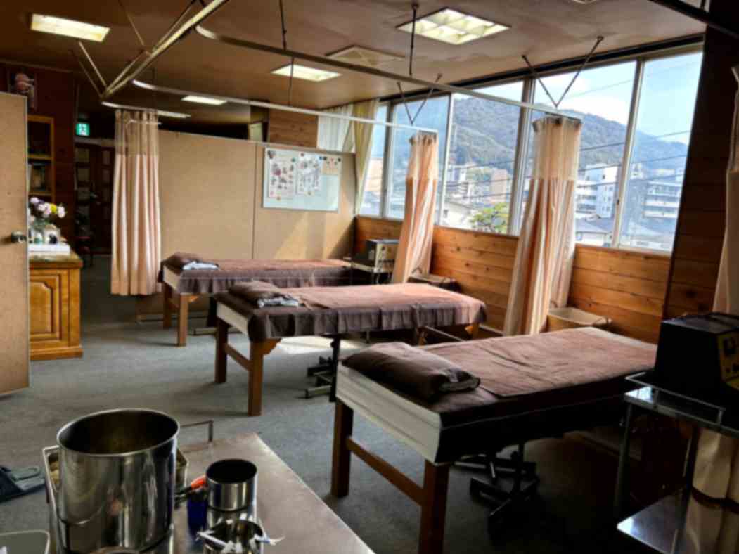 自律神経失調症や腰痛・ぎっくり腰に効く電気鍼施術台