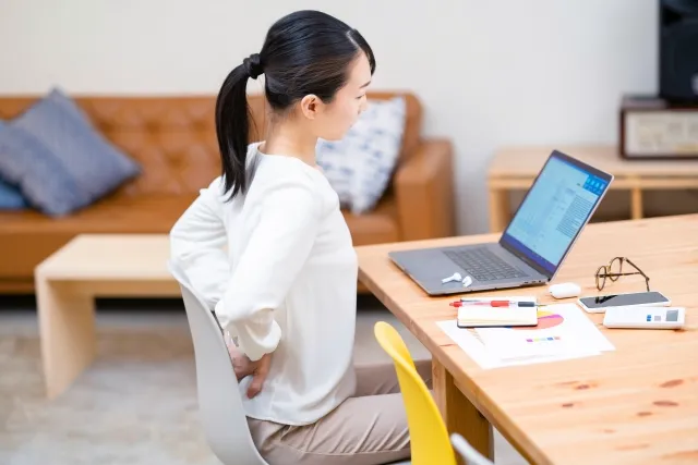 長時間のデスクワークによる腰への負担